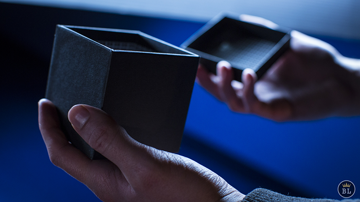 The Gift Black (Gimmick and Online Instructions) | Angelo Carbone 